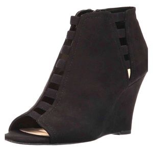 EUC Nine West Floating Ankle Bootie. Size 9